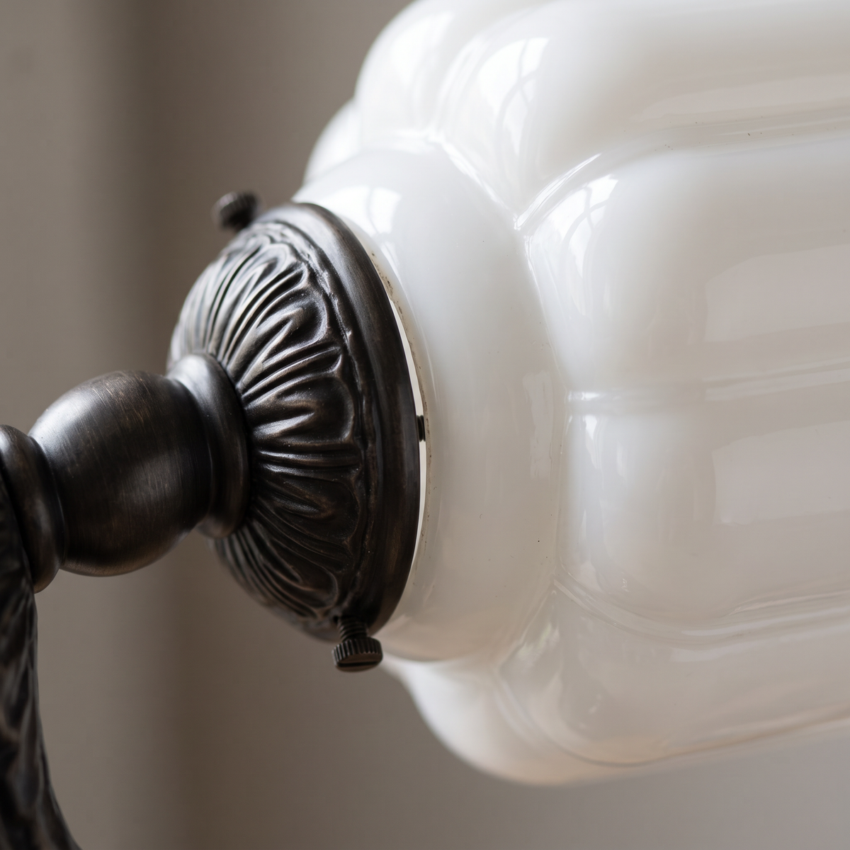 Vintage Glass Eloise Table Lamp (black / white) detail close-up