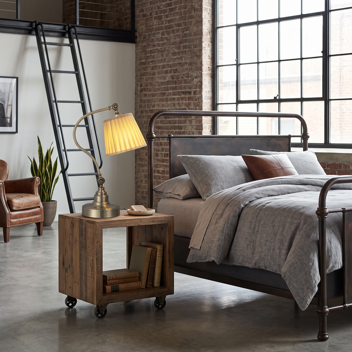 Industrial Empire-Style Metal Desk Lamp with Curved Arm and Adjustable Lighting