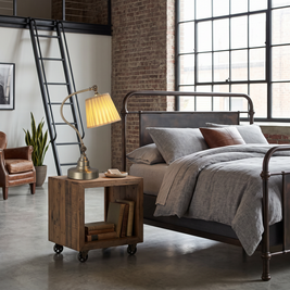 Industrial Empire-Style Metal Desk Lamp with Curved Arm and Adjustable Lighting