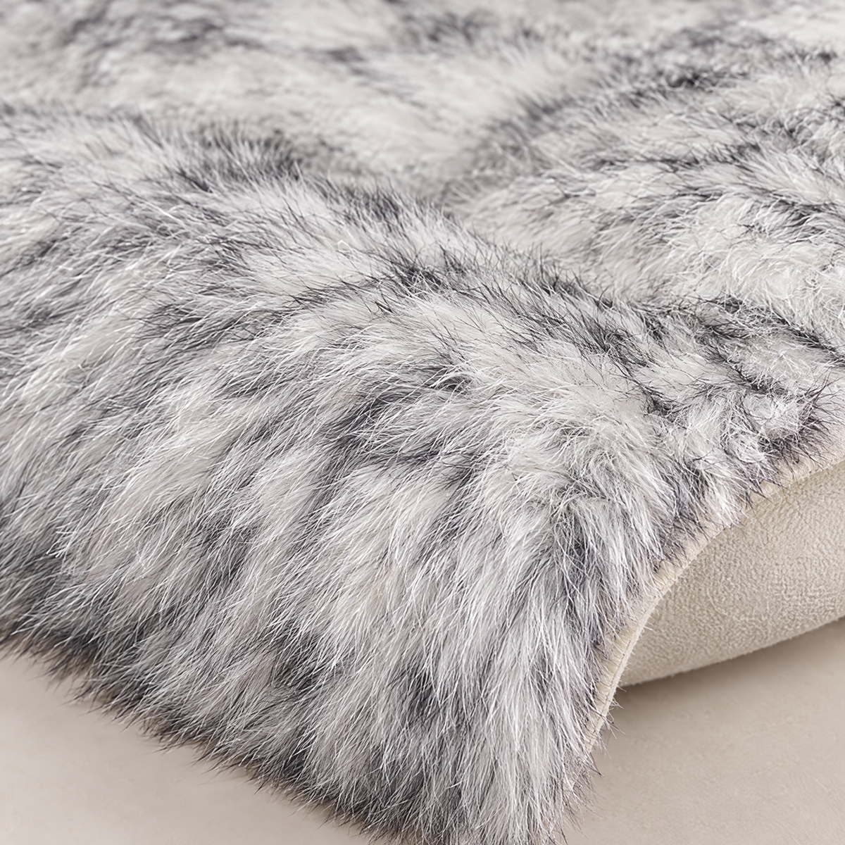 Shaggy Faux Fur Rug 60x90cm Extra Thick Plush - black and white - close-up detail